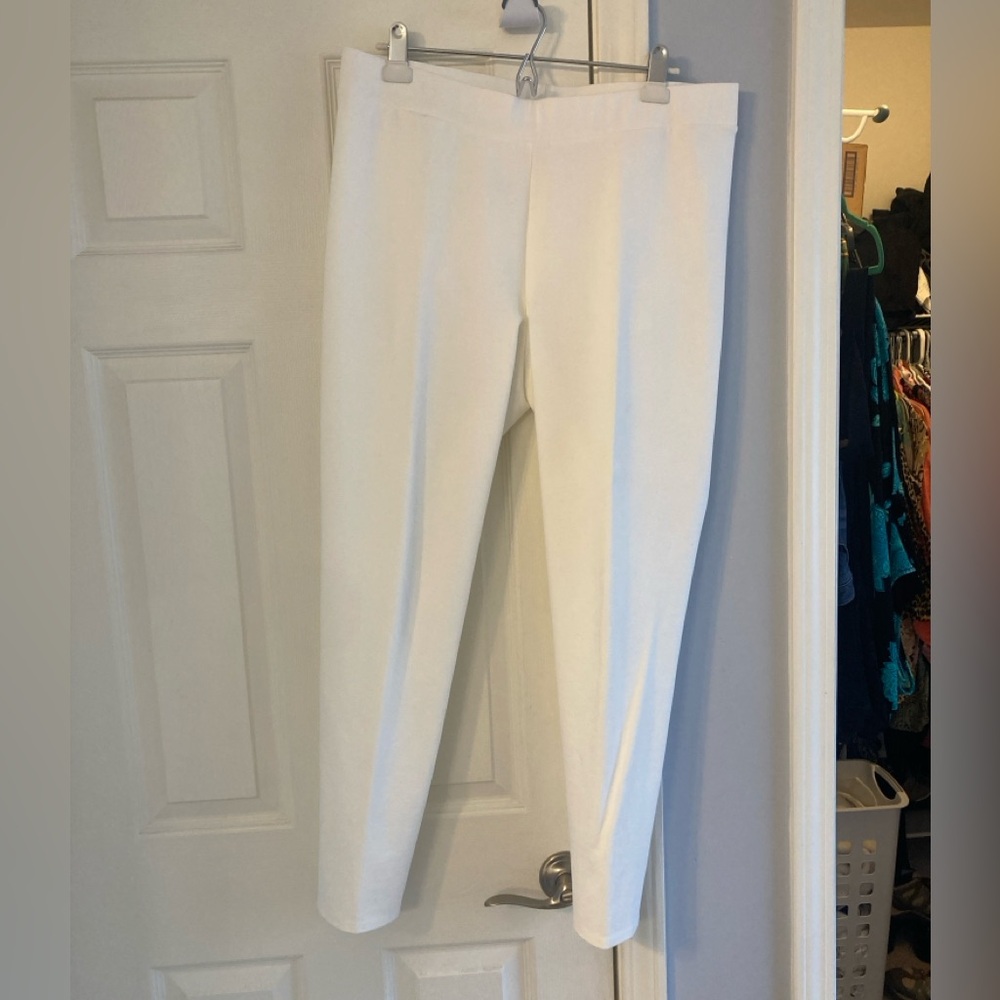 Elegant White Women's knit Capris